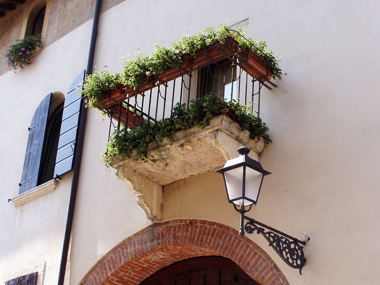 站在九樓陽台上的女人