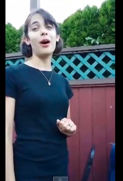 在義大利的餐廳裡,女服務員突然展現她的另一個專長...........哇!