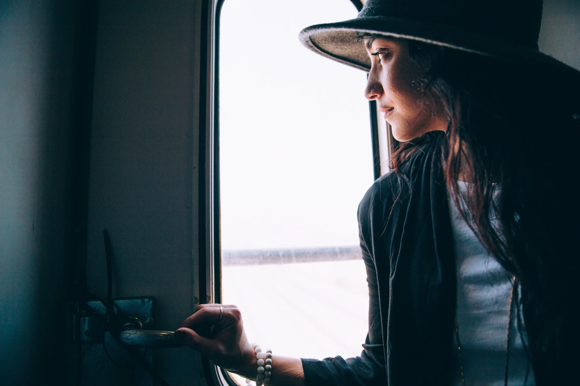 picography-woman-looks-out-train-window-1.webp