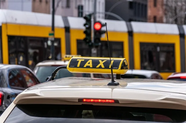 wal_172619-taxi-7856666_640.webp